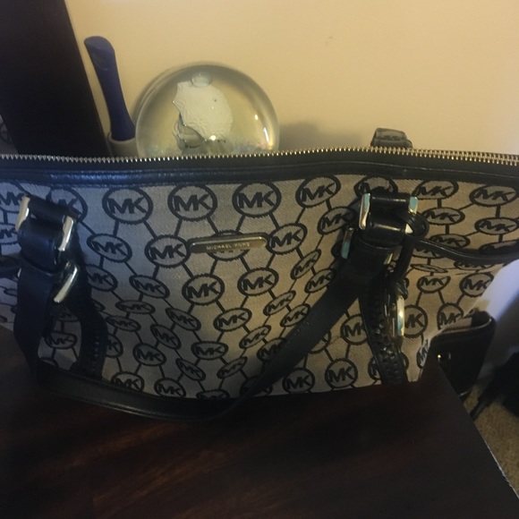 Michael Kors purse - Picture 3 of 4